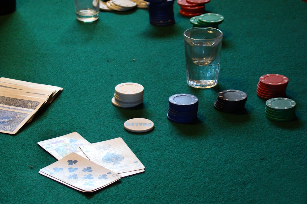 Meja kasino dengan kartu dan tumpukan chip — ilustrasi kategori live casino