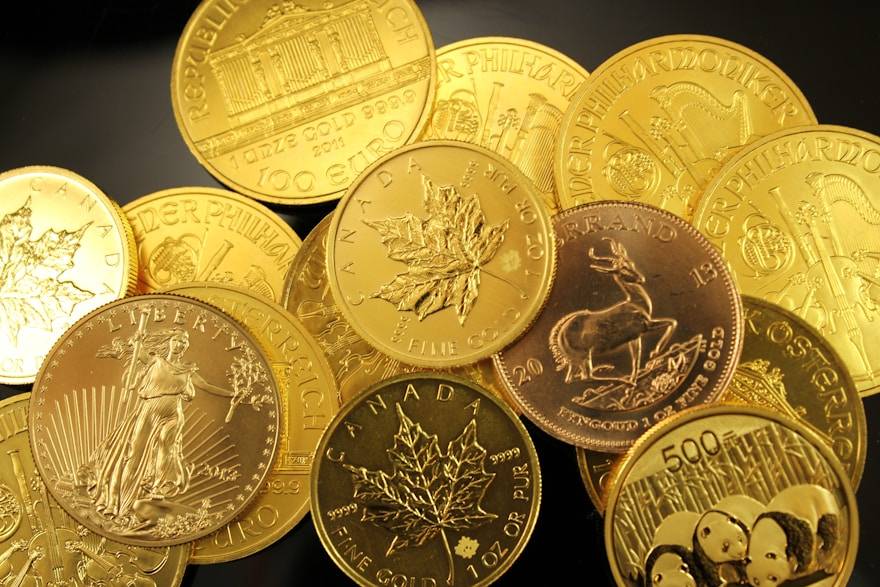 Tumpukan koin emas — ilustrasi bonus deposit harian
