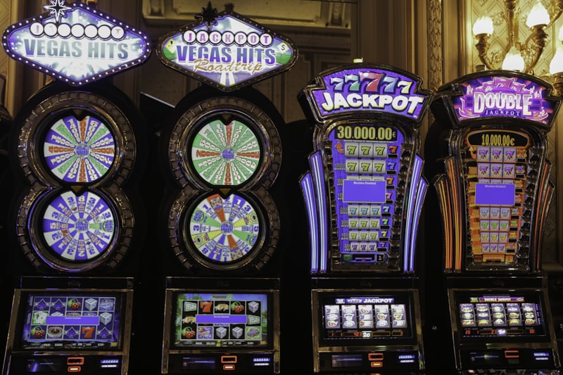 Mesin slot dengan tombol warna-warni — ilustrasi turnamen slot