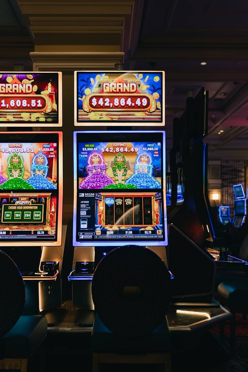 Deretan mesin slot bercahaya — ilustrasi bonus member baru